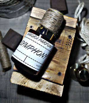 Symphony Extrait de Parfum by Maiora Parfum perfume bottle