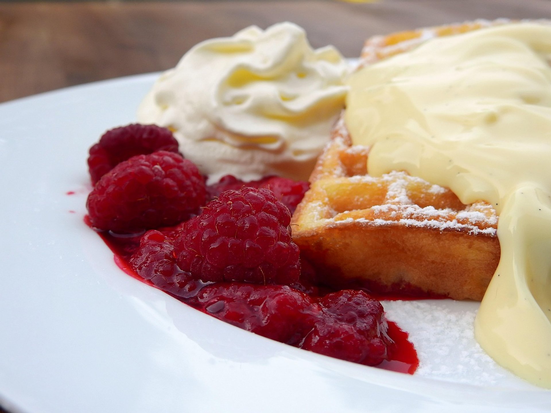 vanilla-and-raspberries-dessert